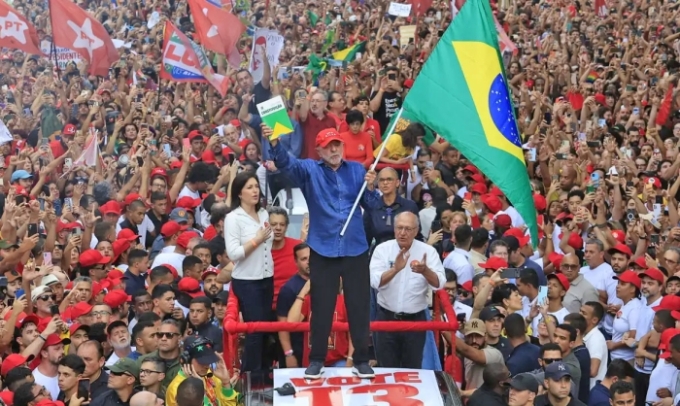 Lula é reeleito presidente do Brasil em virada histórica