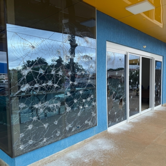 Câmara Municipal de Costa Rica sofre vandalismo durante a madrugada