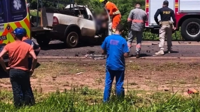 Motorista morre e passageiro fica gravemente ferido em colisão entre Strada e carreta na BR-163