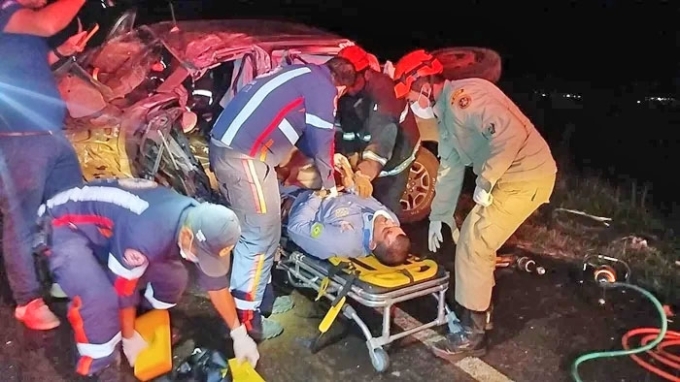 Vereador fica ferido ao bater Hilux em duas carretas na BR-463