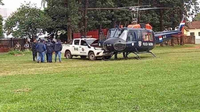 Viatura da polícia fazendo ‘chupeta’ em helicóptero.