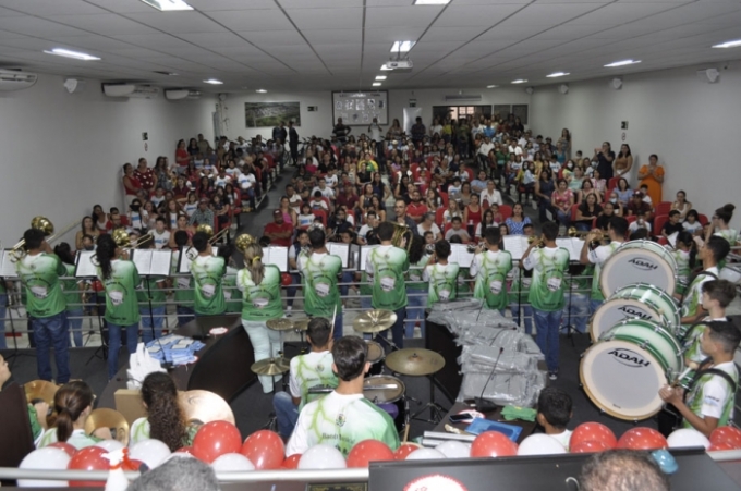 Alunos de Alcinópolis recebem premiação do Projeto “Aluno nota 10” Alunos de Alcinópolis recebem premiação do Projeto “Aluno nota 10”