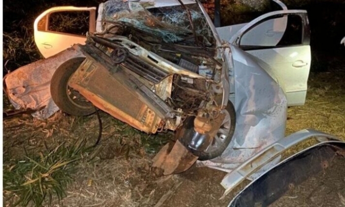 Passageira morre após táxi colidir na traseira de carreta canavieira sem sinalização