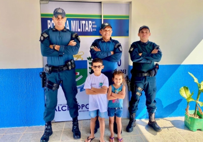 Polícia Militar de Alcinópolis homenageia fã da PM.