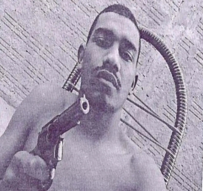 Membro de facção criminosa é morto ao revidar polícia em operação que 'parou' cidade de MS. Membro de facção criminosa é morto ao revidar polícia em operação que 'parou' cidade de MS.