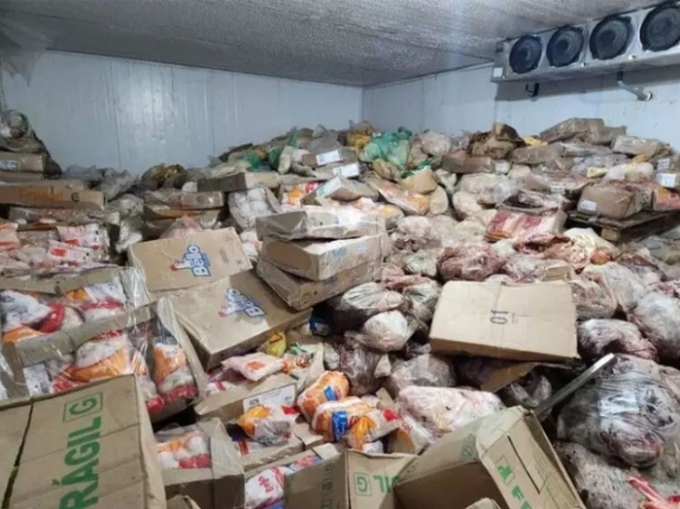 Cerca de 30 toneladas de carne podre e produtos irregulares são apreendidos