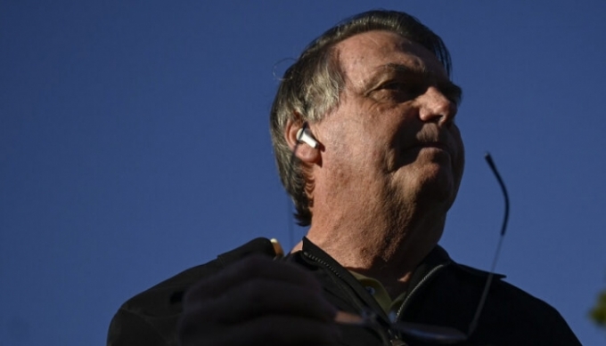 Já levei facada na barriga, e hoje foi nas costas’, diz Bolsonaro