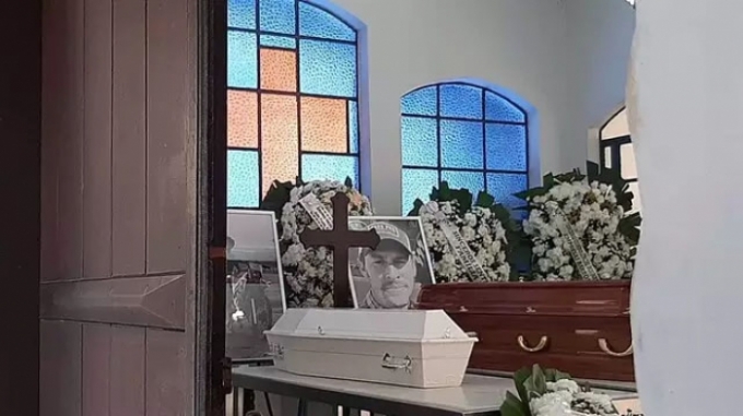 Multidão se reúne para despedida de pai e filho que morreram em acidente Multidão se reúne para despedida de pai e filho que morreram em acidente