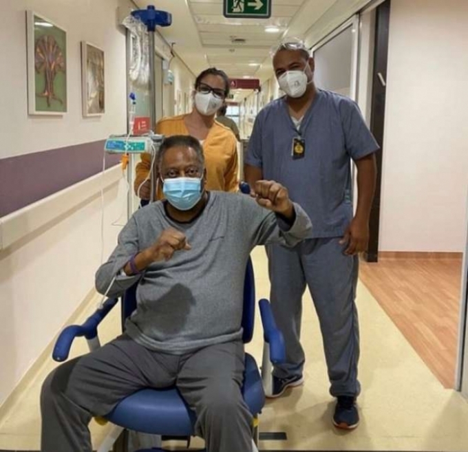 Pelé exibe bom humor e comemora sua recuperação em hospital