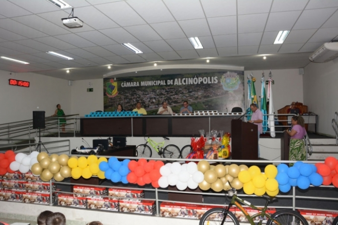 Educação de Alcinópolis realizou a entrega da premiação aluno nota 10. Educação de Alcinópolis realizou a entrega da premiação aluno nota 10.