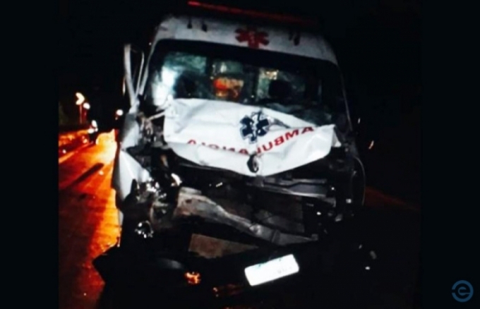 Ambulância de Coxim fica destruída em acidente na BR-163, em Rio Verde