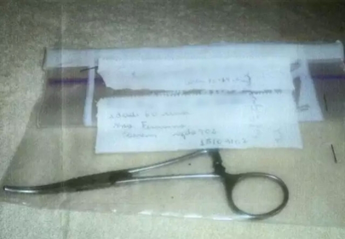 Médico é condenado por esquecer pinça cirúrgica em paciente de Costa Rica.