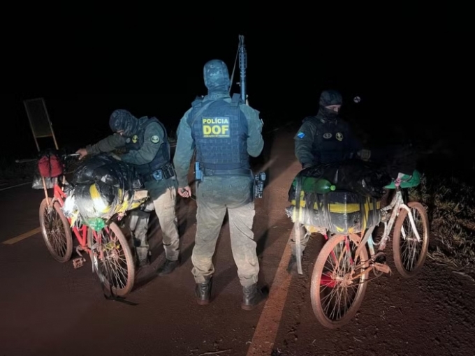 Homem é preso transportando droga em garupa de bicicleta em MS