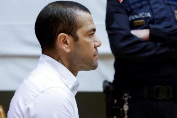 Daniel Alves é condenado a 4 anos e meio por estupro pela Justiça da Espanh