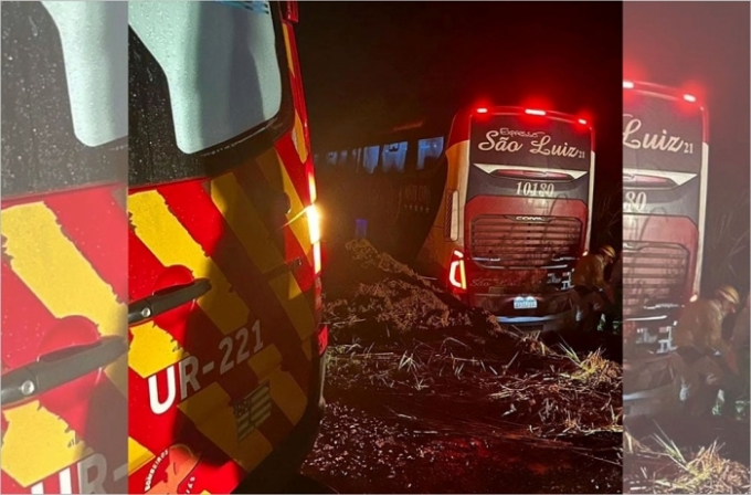 Ônibus com 39 passageiros sai da pista e cai em barranco na BR060, em Jataí