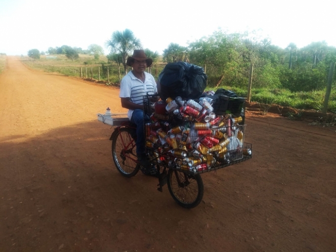 O Homem que recolhe latinhas recicláveis nas ruas de Alcinópolis.