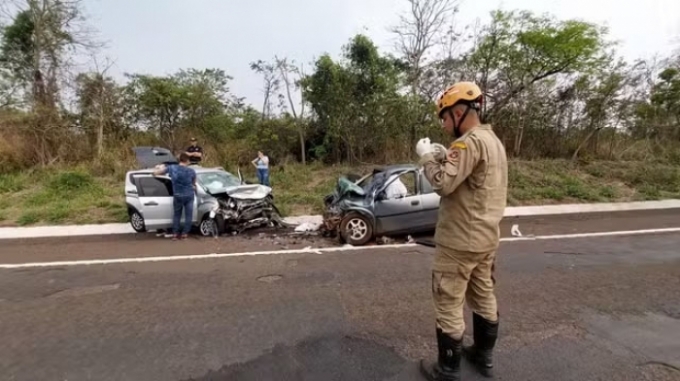 Acidente em rodovia deixa 1 morto e cinco feridos graves em MS Acidente em rodovia deixa 1 morto e cinco feridos graves em MS