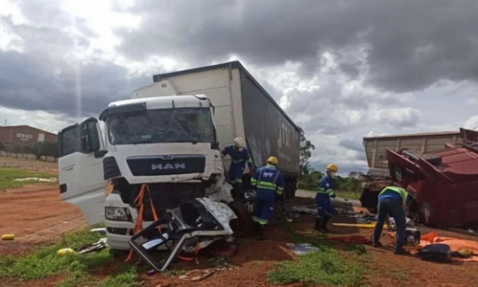 Duas carretas colidiram na MS 306, na entrada da Algodoeira Catléia Duas carretas colidiram na MS 306, na entrada da Algodoeira Catléia