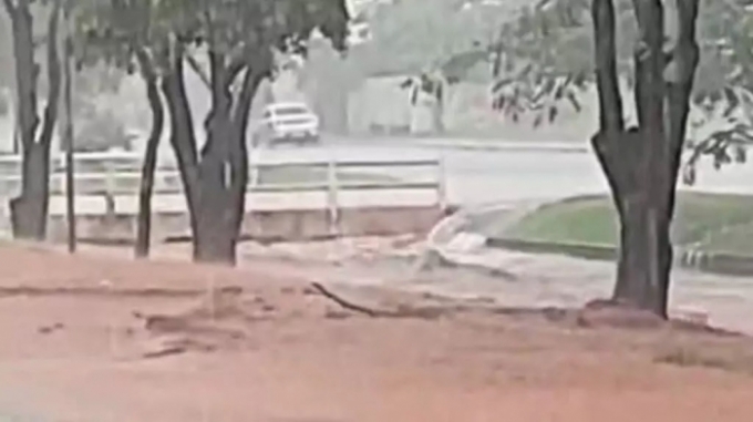 Chuva intensa alaga Paranaíba e moradores usam barco para se locomover Chuva intensa alaga Paranaíba e moradores usam barco para se locomover