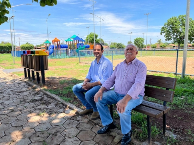 Praças municipais de Figueirão ganham bancos e lixeiras novas Praças municipais de Figueirão ganham bancos e lixeiras novas