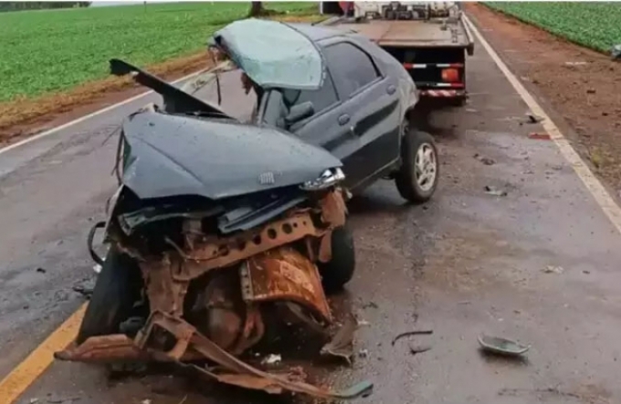 Acidente mata uma pessoa, deixa quatro feridos e racha carro ao meio Acidente mata uma pessoa, deixa quatro feridos e racha carro ao meio