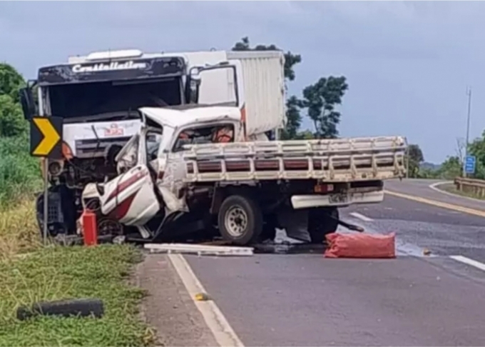 Três pessoas morrem em acidente entre caminhonete e caminhão na BR-163 Três pessoas morrem em acidente entre caminhonete e caminhão na BR-163