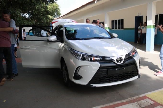 Escola Municipal “Alcino Carneiro” recebe carro zero km. Escola Municipal “Alcino Carneiro” recebe carro zero km.