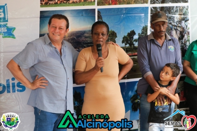 Duas famílias alcinopolenses recebem suas residências reformadas e ampliada Duas famílias alcinopolenses recebem suas residências reformadas e ampliada