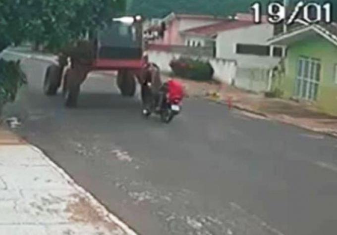 Jovem morre ao tentar manobra arriscada embaixo se máquina agrícola Jovem morre ao tentar manobra arriscada embaixo se máquina agrícola