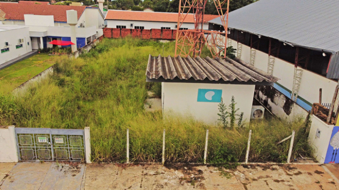 Terreno sujo gera reclamações e risco à saúde, em Alcinópolis Terreno sujo gera reclamações e risco à saúde, em Alcinópolis