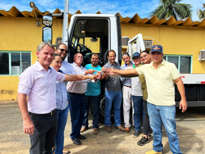 Prefeitura de Figueirão adquire caminhão prancha para transporte de máquinas pesadas Prefeitura de Figueirão adquire caminhão prancha para transporte de máquinas pesadas