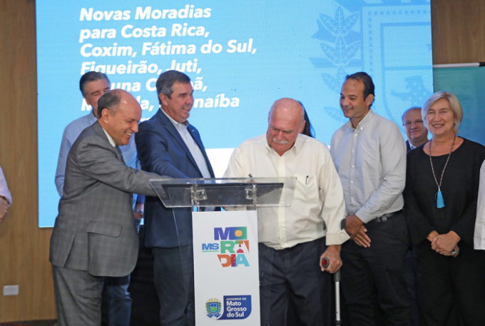 Prefeito de Figueirão assina contrato para construção de 40 moradias no município