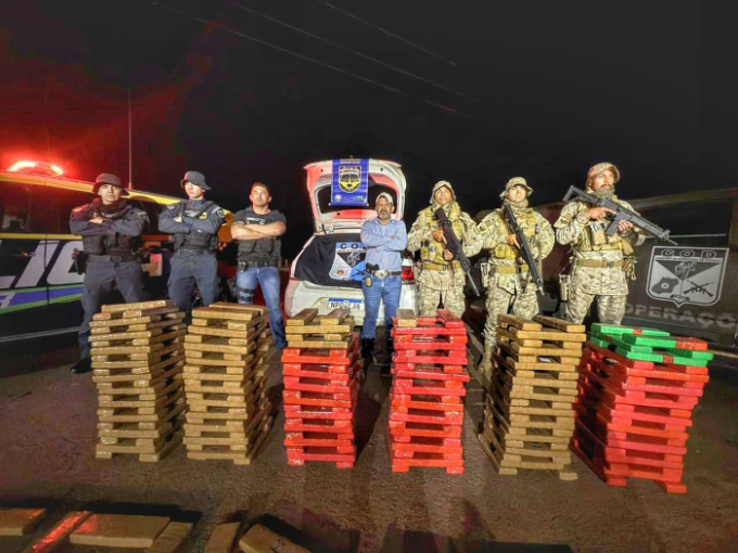 Equipes efetuam prisão de traficante e apreende grande quantidade de drogas Equipes efetuam prisão de traficante e apreende grande quantidade de drogas