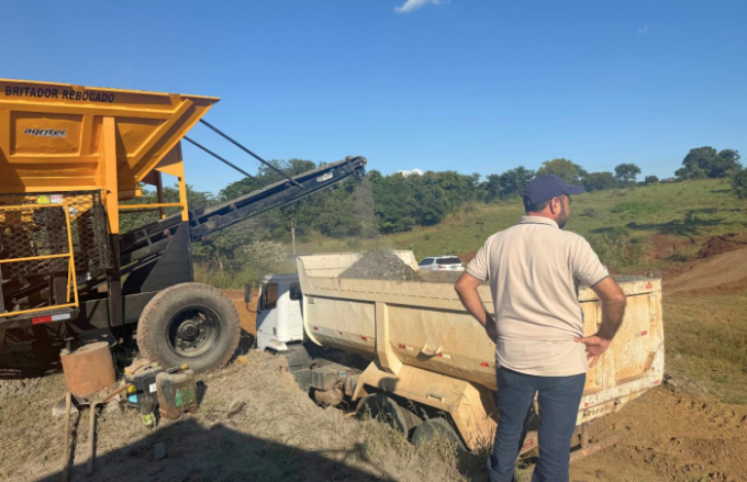 Prefeitura de Alcinópolis inicia operação de britador e reforça compromisso com melhorias nas estradas rurais. Prefeitura de Alcinópolis inicia operação de britador e reforça compromisso com melhorias nas estradas rurais.