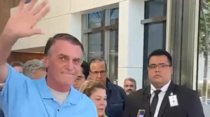 Bolsonaro recebe alta e deixa hospital em Brasília Bolsonaro recebe alta e deixa hospital em Brasília