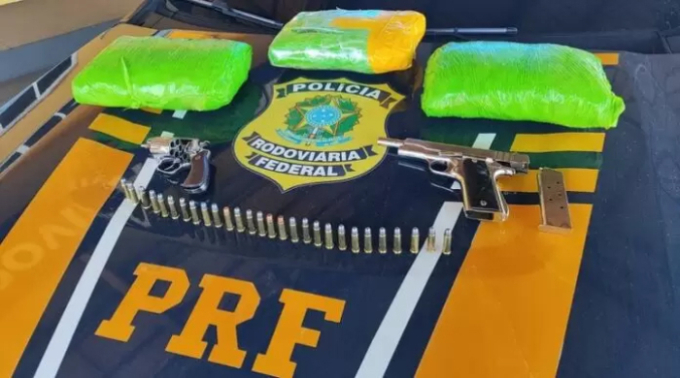 Motorista que saiu de Chapadão do Sul é preso com armas e drogas na BR-158 em Paranaíba Motorista que saiu de Chapadão do Sul é preso com armas e drogas na BR-158 em Paranaíba