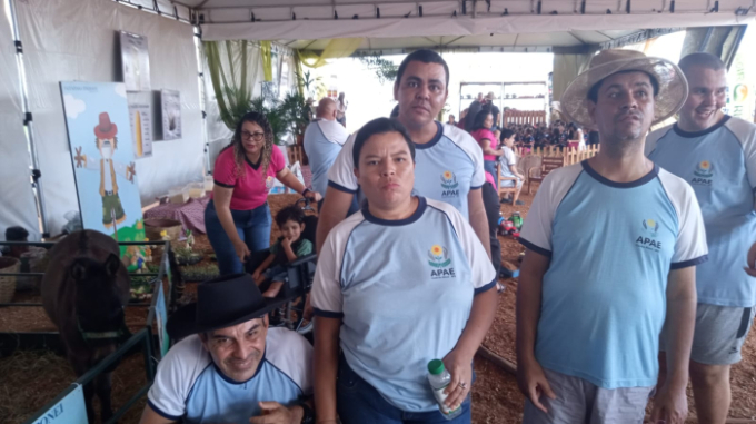 Alunos da APAE de Figueirão visitam a EXPORICA Alunos da APAE de Figueirão visitam a EXPORICA
