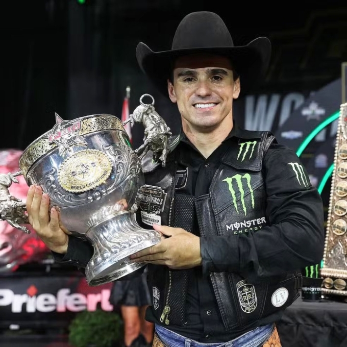 Sul-mato-grossense faz história e é tricampeão mundial de montaria em touros pela PBR Sul-mato-grossense faz história e é tricampeão mundial de montaria em touros pela PBR