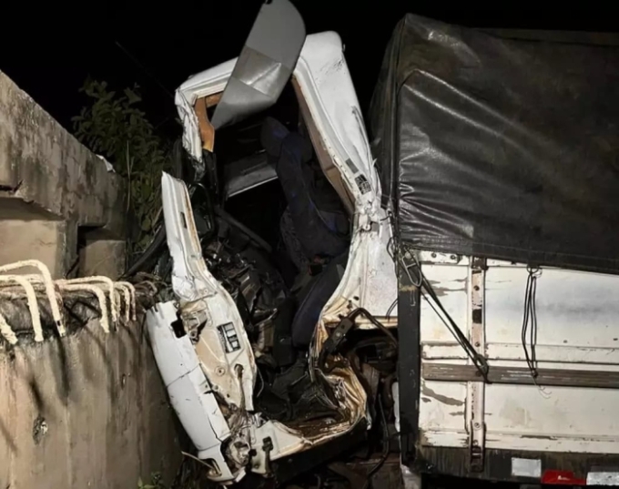 Motorista morre após caminhão colidir em ponte inacabada na BR-163, em São Gabriel Motorista morre após caminhão colidir em ponte inacabada na BR-163, em São Gabriel