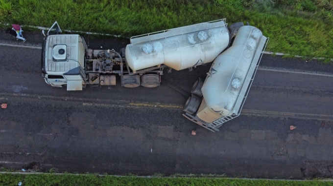 Atenção: Carreta interdita meia pista da MS 436