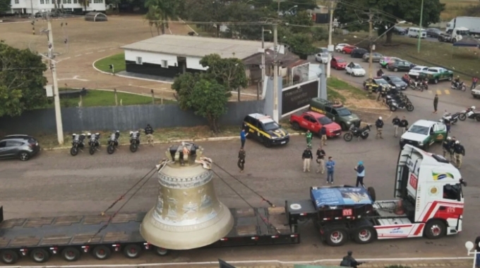 A caminho de Trindade, maior sino do mundo chega a Goiânia GO A caminho de Trindade, maior sino do mundo chega a Goiânia GO