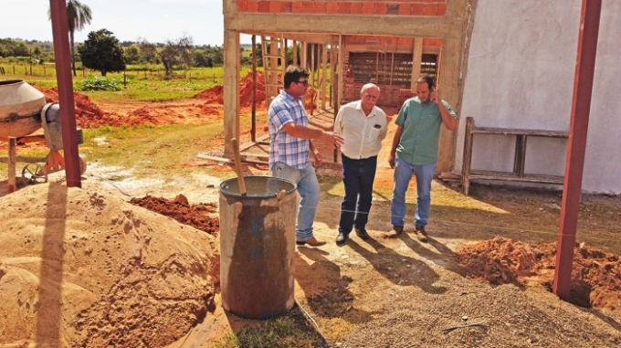 Prefeito e vice visitam obras de reestruturação do Clube do Laço de Figueirão Prefeito e vice visitam obras de reestruturação do Clube do Laço de Figueirão