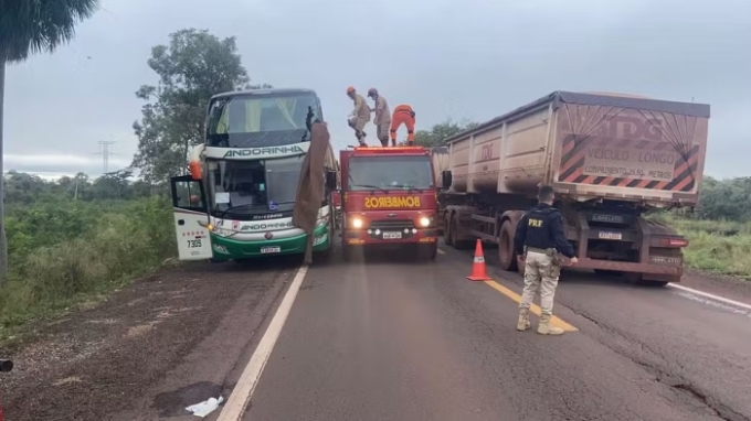 Peça se desprende de caminhão, atinge ônibus, mata duas pessoas e deixa três feridas em MS