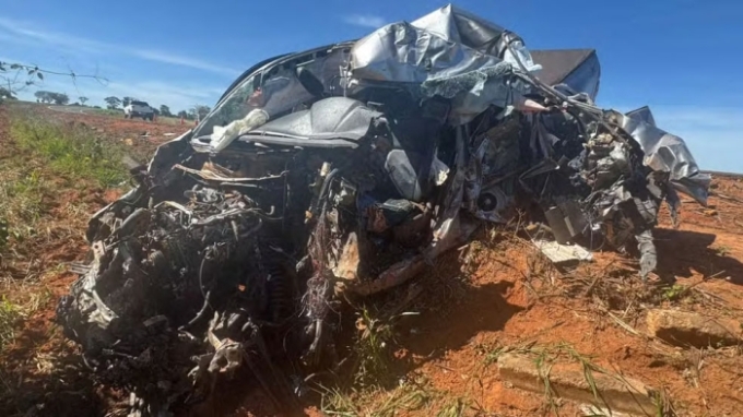 Caminhonete fica destruída e motorista morre após batida com caminhão em Inocência Caminhonete fica destruída e motorista morre após batida com caminhão em Inocência