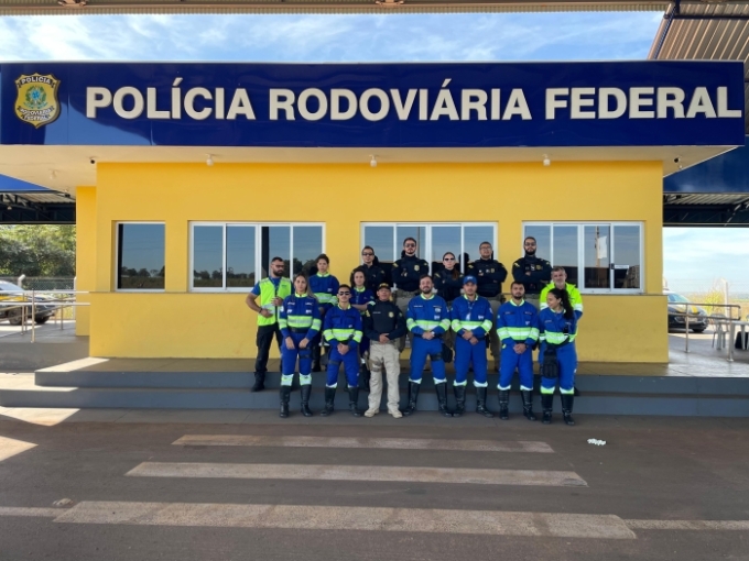 Caminhoneiros são atendidos em ação de saúde na BR-158 promovida pela Way-112 e PRF Caminhoneiros são atendidos em ação de saúde na BR-158 promovida pela Way-112 e PRF
