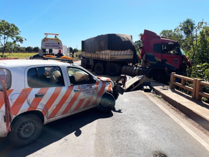 Motorista fica gravemente ferido em colisão entre carreta e máquina agrícola na BR-163 em Sonora Motorista fica gravemente ferido em colisão entre carreta e máquina agrícola na BR-163 em Sonora