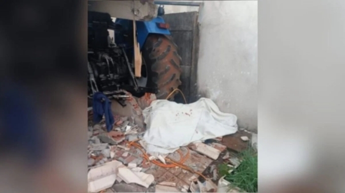 Trator desgovernado mata homem e destrói duas casas em Goiás Trator desgovernado mata homem e destrói duas casas em Goiás