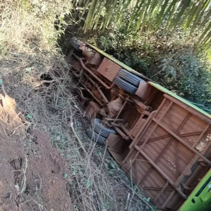 Motorista perde controle e ônibus com passageiros tomba em área rural Motorista perde controle e ônibus com passageiros tomba em área rural