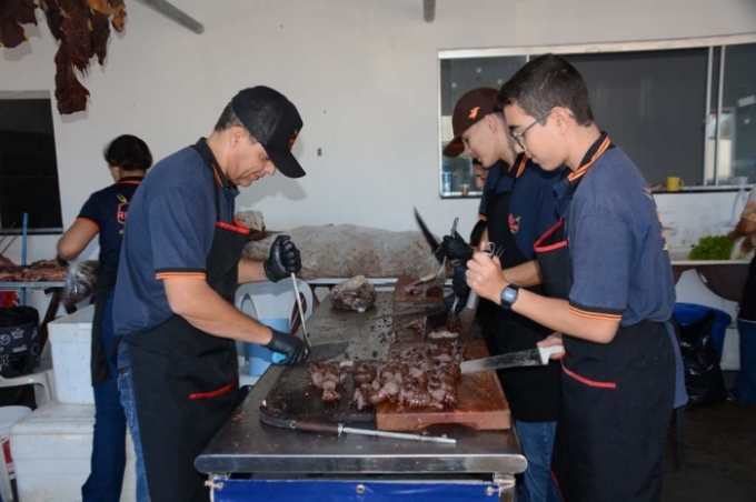 Os preparativos para o almoço do 19º Encontro Estadual de Laço Comprido, está a todo vapor Os preparativos para o almoço do 19º Encontro Estadual de Laço Comprido, está a todo vapor