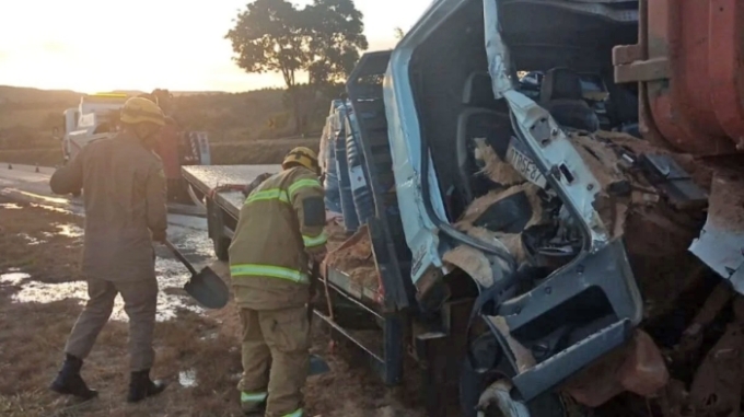 Motorista fica preso às ferragens em grave acidente entre caminhões na BR-060 Motorista fica preso às ferragens em grave acidente entre caminhões na BR-060